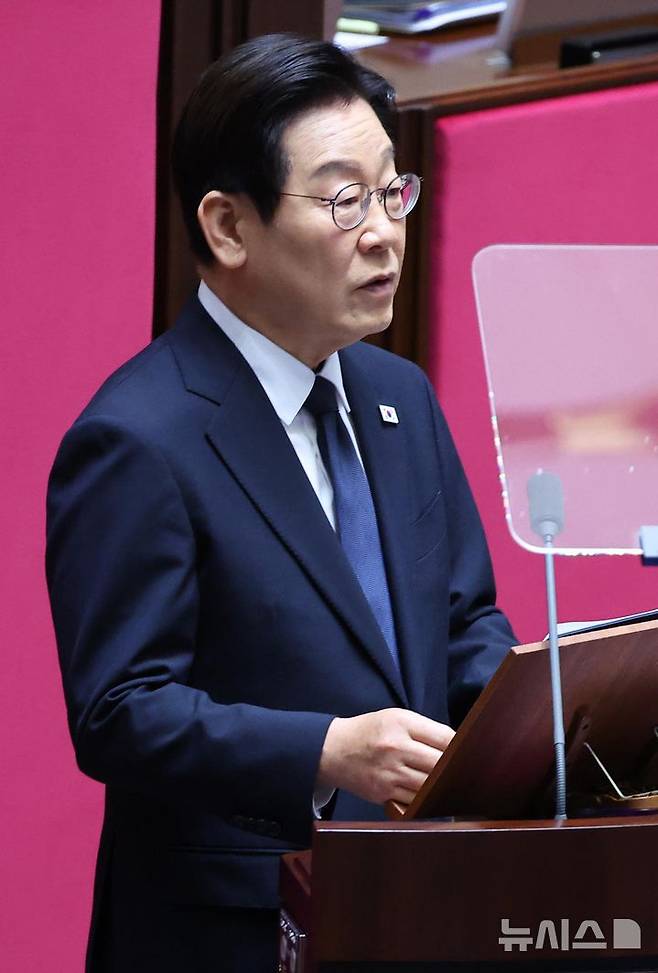 [서울=뉴시스] 고범준 기자 = 이재명 대통령이 4일 서울 여의도 국회에서 2026년도 정부 예산안에 대한 시정연설을 하고 있다. 2025.11.04. bjko@newsis.com