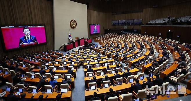 [서울=뉴시스] 고범준 기자 = 이재명 대통령이 4일 서울 여의도 국회에서 2026년도 정부 예산안에 대한 시정연설을 하고 있다. 2025.11.04. bjko@newsis.com