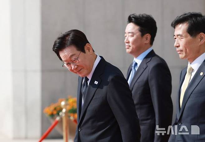 [서울=뉴시스] 고범준 기자 = 이재명 대통령이 4일 서울 여의도 국회에서 열린 2026년도 정부 예산안에 대한 시정연설을 마치고 이동하며 인사하고 있다. 2025.11.04. bjko@newsis.com