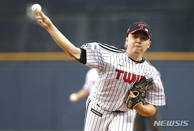 [서울=뉴시스] 정병혁 기자 = 30일 서울 송파구 잠실야구장에서 열린 2023 프로야구 LG 트윈스 대 롯데 자이언츠의 경기, LG 선발 이민호가 역투하고 있다. 2023.05.30. jhope@newsis.com