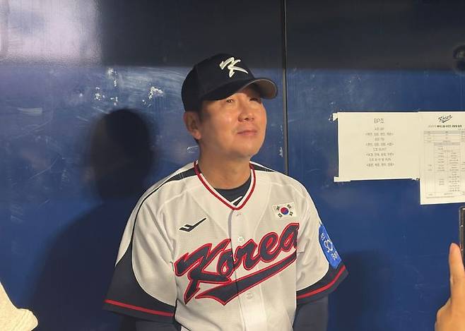 [서울=뉴시스] 김민수 수습 기자=한국 야구대표팀을 지휘하는 류지현 감독이 3일 서울 고척스카이돔에서 열린 2025 K-베이스볼 시리즈 대비 3일 차 훈련을 앞두고 취재진을 만나 인터뷰하고 있다. 2025.11.04. jmmda@newsis.com *재판매 및 DB 금지
