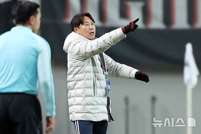 [서울=뉴시스] 조성우 기자 = 4일 오후 서울 마포구 서울월드컵경기장에서 열린 2025-2026 아시아축구연맹(AFC) 챔피언스리그 엘리트(ACLE) 리그 스테이지 4차전 FC서울과 청두 룽청의 경기, FC서울 김기동 감독이 선수들에게 지시하고 있다. 2025.11.04. xconfind@newsis.com