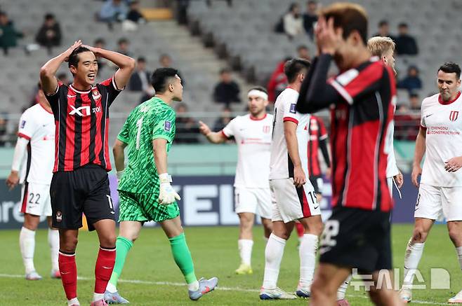 [서울=뉴시스] 조성우 기자 = 4일 오후 서울 마포구 서울월드컵경기장에서 열린 2025-2026 아시아축구연맹(AFC) 챔피언스리그 엘리트(ACLE) 리그 스테이지 4차전 FC서울과 청두 룽청의 경기 후반전, FC서울 천성훈이 공격이 안풀리자 답답한 표정을 짓고 있다. 2025.11.04. xconfind@newsis.com