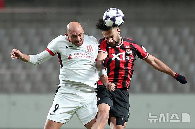 [서울=뉴시스] 조성우 기자 = 4일 오후 서울 마포구 서울월드컵경기장에서 열린 2025-2026 아시아축구연맹(AFC) 챔피언스리그 엘리트(ACLE) 리그 스테이지 4차전 FC서울과 청두 룽청의 경기 후반전, FC서울 야잔이 공중볼 경합을 벌이고 있다. 2025.11.04. xconfind@newsis.com