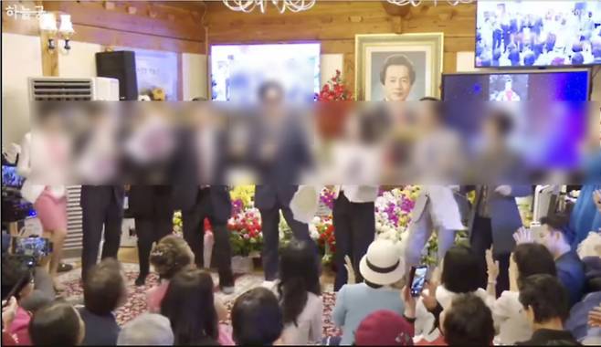 개신교 목회자들이 '리턴드 지저스'라는 노래를 부르며 허경영을 인류의 구원자이자 동방의 등불이라고 찬양하고 있다. 사진 유튜브 캡쳐