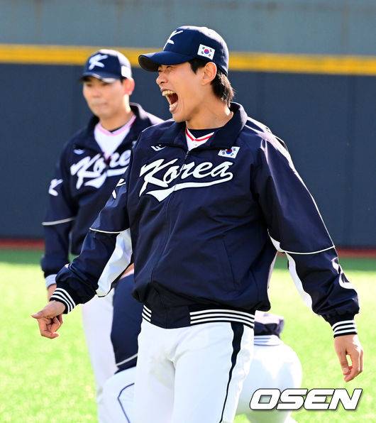 [OSEN=고양, 지형준 기자] 류지현 감독이 이끄는 야구대표팀이 2일 고양국가대표야구훈련장에서 소집, 첫 훈련을 진행했다.대표팀은 2일과 3일 고양국가대표야구훈련장에서 훈련을 진행하며, 4일부터는 서울 고척스카이돔으로 장소를 옮겨 12일&nbsp;출국 전까지 훈련한다. 2025 NAVER K-BASEBALL SERIES는 오는&nbsp;8일과 9일&nbsp;고척스카이돔에서 열리는 체코 대표팀과의 2경기로 시작되며&nbsp;15일과 16일 양일에 걸쳐 도쿄돔에서 일본 대표팀과의 2경기가 예정되어 있다.&nbsp;&nbsp;야구대표팀 송성문이 훈련을 하고 있다. 2025.11.02 /jpnews@osen.co.kr