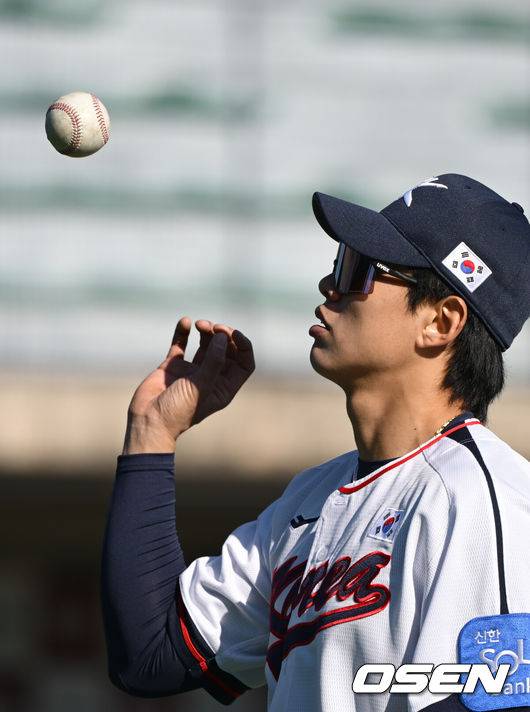 [OSEN=고양, 조은정 기자]류지현 감독이 이끄는 야구 대표팀이 3일 고양국가대표야구훈련장에서 훈련을 진행했다.대표팀은 4일부터 서울 고척스카이돔으로 장소를 옮겨 12일&nbsp;출국 전까지 훈련한다. 2025 NAVER K-BASEBALL SERIES는 오는&nbsp;8일과 9일&nbsp;고척스카이돔에서 열리는 체코 대표팀과의 2경기로 시작되며&nbsp;15일과 16일 양일에 걸쳐 도쿄돔에서 일본 대표팀과의 2경기가 예정되어 있다.&nbsp;야구 대표팀 송성문이 몸을 풀고 있다. 2025.11.03 /cej@osen.co.kr