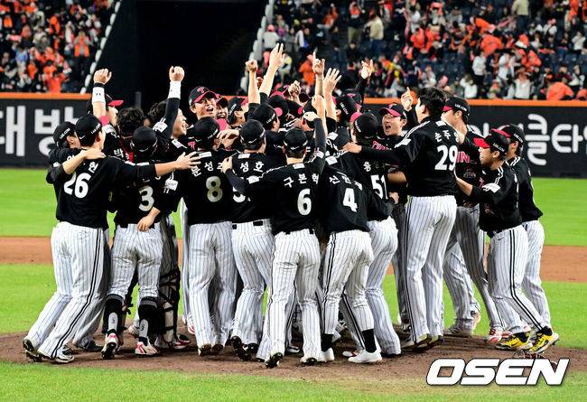 [OSEN=대전, 지형준 기자] 2025시즌 우승팀은 무적 LG 트윈스다.&nbsp;프로야구 LG 트윈스는 31일 대전 한화생명볼파크에서 열린 2025 신한 SOL뱅크 KBO 한국시리즈(7전 4선승제) 한화 이글스와의 5차전에서 4-1로 승리했다. 정규시즌 1위 LG는 시리즈 전적 4승 1패로 통합우승 금자탑을 쌓았다. LG의 통합우승은 1990년, 1994년, 2023년에 이은 통산 4번째다. 염경엽 감독은 2023년 부임 후 3년 사이 팀을 두 차례나 정상에&nbsp;올려놓는 위대한 업적을 달성했다.&nbsp;LG 선수들이 우승을 기뻐하고 있다. 2025.10.31 /jpnews@osen.co.kr