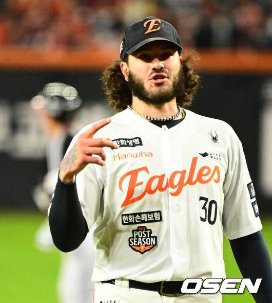 [OSEN=대전, 지형준 기자] 29일 대전시 중구 부사동 대전한화생명볼파크에서 2025 신한 SOL Bank KBO리그 포스트시즌 한국시리즈 3차전 한화 이글스와 LG 트윈스의 경기가 진행됐다.이날 경기에 한화는 폰세를, LG는 손주영을 선발투수로 내세웠다. 4회초 1사에서 한화 폰세가 LG 김현수에 역전 우중월 솔로포 허용하며 아쉬워하고 있다. 2025.10.29 /jpnews@osen.co.kr