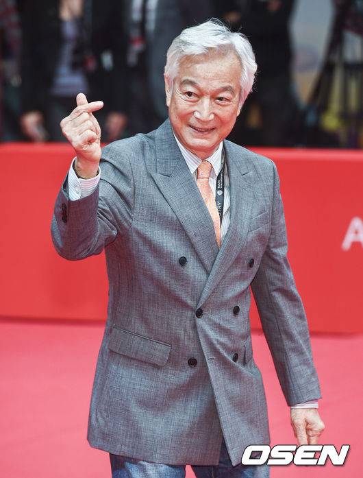 [OSEN=부산,박준형 기자] 4일 오후 부산 해운대 영화의 전당에서 열린 제23회 부산국제영화제 레드카펫 행사에 배우 신성일이 참석하고 있다  / soul1014@osen.co.kr