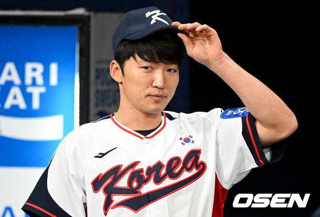 [OSEN=고척, 조은정 기자]류지현 감독이 이끄는 야구 대표팀이 4일 고척스카이돔에서 훈련을 진행했다.대표팀은 오는&nbsp;8일과 9일&nbsp;고척스카이돔에서 열리는 2025 K-베이스볼 시리즈 체코 대표팀과의 2경기를 시작으로&nbsp;15일과 16일 양일에 걸쳐 도쿄돔에서 일본 대표팀과 2경기를 치른다.&nbsp;야구 대표팀 박해민이 훈련을 위해 그라운드에 들어서고 있다.  2025.11.04 /cej@osen.co.kr