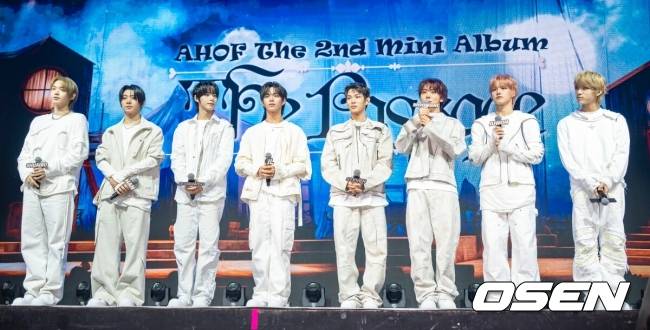 [OSEN=박준형 기자] 4일 서울 광장동 예스24 라이브홀에서 그룹 아홉(AHOF)의 두 번째 미니앨범 'The Passage(더 패시지)' 쇼케이스가 진행됐다.  아홉(스티븐, 서정우, 차웅기, 장슈아이보, 박한, 제이엘, 박주원, 즈언, 다이스케)의 이번 '더 패시지' 앨범은 타이틀곡 '피노키오는 거짓말을 싫어해'를 포함해 총 다섯 개의 곡이 수록됐다.  그룹 아홉이 포즈를 취하고 있다. 2025.11.04 / soul1014@osen.co.kr