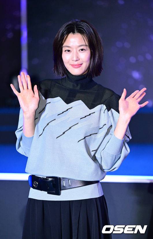 [OSEN=최규한 기자] 2일 서울 영등포 타임스퀘어 아트리움에서 디즈니+ 오리지널 시리즈 '북극성' 팬 쇼케이스가 열렸다.'북극성'은 유엔대사로서 국제적 명성을 쌓아온 '문주(전지현 분)'가 대통령 후보 피격 사건의 배후를 쫓는 가운데 그녀를 지켜야만 하는 국적불명의 특수요원 ‘산호(강동원 분)'와 함께 한반도를 위협하는 거대한 진실을 마주하는 이야기다.배우 전지현이 포즈를 취하고 있다. 2025.09.02 / dreamer@osen.co.kr