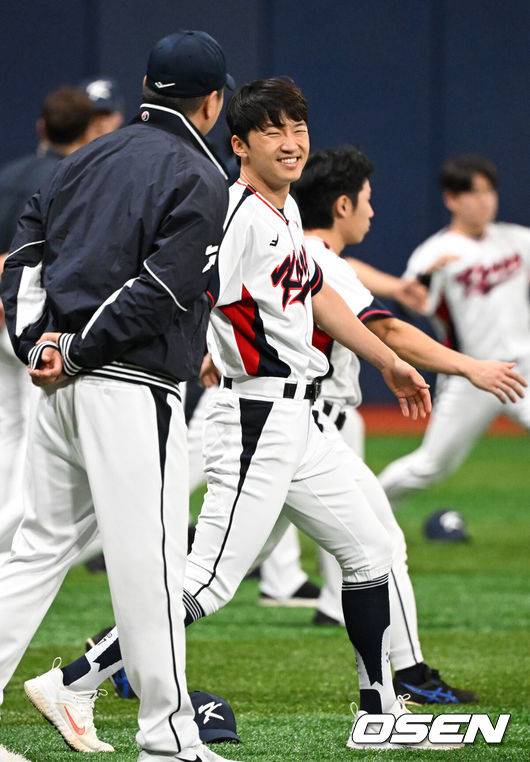 [OSEN=고척, 조은정 기자]류지현 감독이 이끄는 야구 대표팀이 4일 고척스카이돔에서 훈련을 진행했다.대표팀은 오는&nbsp;8일과 9일&nbsp;고척스카이돔에서 열리는 2025 K-베이스볼 시리즈 체코 대표팀과의 2경기를 시작으로&nbsp;15일과 16일 양일에 걸쳐 도쿄돔에서 일본 대표팀과 2경기를 치른다.&nbsp; 야구대표팀이 박해민이 몸을 풀며 미소짓고 있다. 2025.11.04 /cej@osen.co.kr