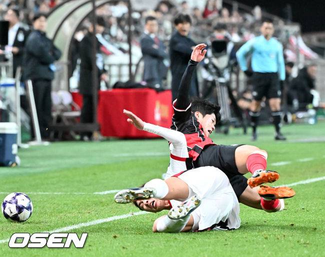 [OSEN=서울월드컵경기장, 민경훈 기자] 4일 오후 서울 상암동 서울월드컵경기장에서 '2025-2026 아시아축구연맹(AFC) 챔피언스리그 엘리트(ACLE) 리그'&nbsp; 스테이지 4차전 FC서울과 청두 룽청의 경기가 진행됐다.서울은 ACLE 앞선 3경기에서 1승 1무 1패를 거둬 12개 팀 중 6위에 올라가 있다.전반 서울 최준이 볼다툼을 하며 넘어지고 있다. 2025.11.04 / rumi@osen.co.kr