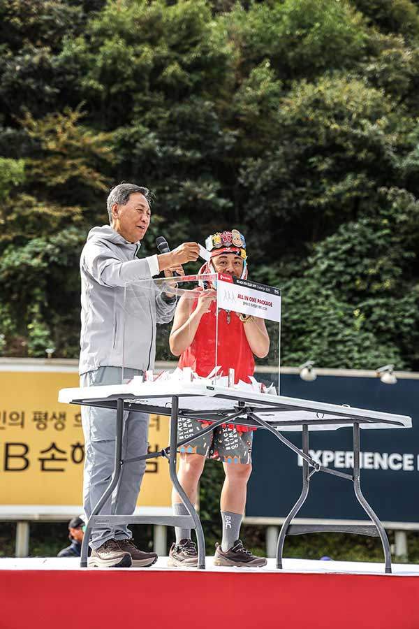 히말라야 트레킹 당첨자를 추첨하는 블랙야크 강태선 회장.