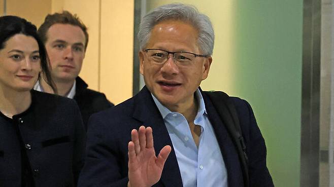 젠슨 황 엔비디아 CEO가 지난달 31일 포항경주공항에서 출국하고 있다. (사진=연합뉴스)