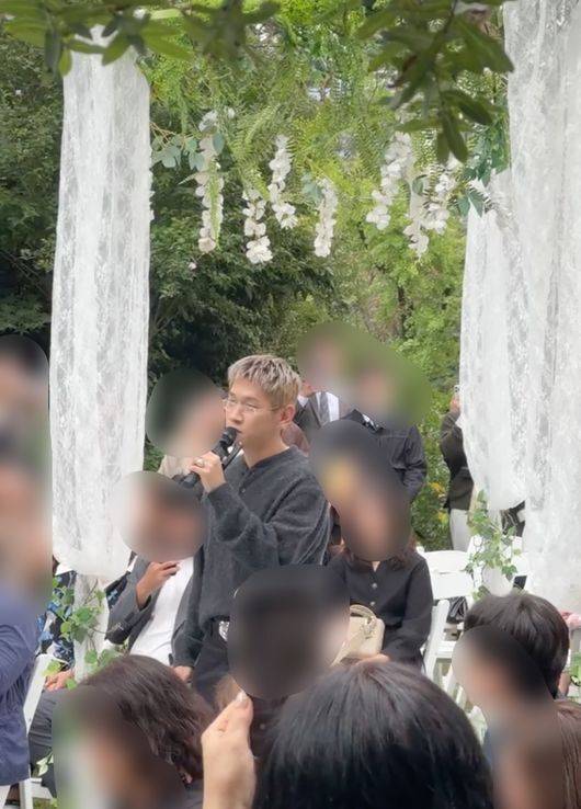 가수 크러쉬가 지난 10월 중순 열린 조이의 여동생 결혼식에 참석해 축가를 부르고 있다. 온라인 커뮤니티