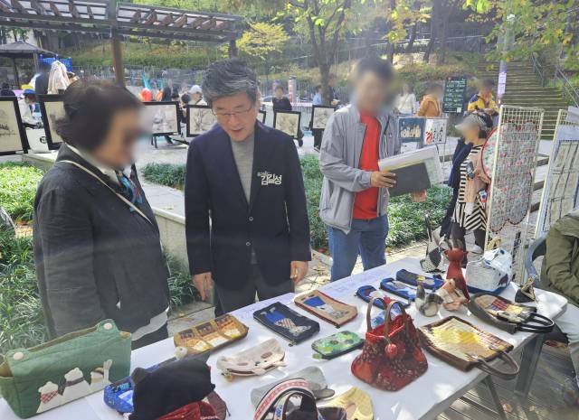 김길성(왼쪽에서 두 번째) 중구청장이 지난해 ‘가을동화축제’에서 부스를 둘러보고 있다. 사진제공=중구