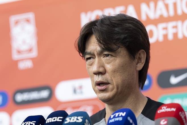 홍명보 축구국가대표팀 감독은 10월에 이어 11월 A매치 2경기에 출전할 대표팀에도 센터백 5명과 양 윙백 각 2명을 발탁했다. 지난달과 비교해 김주성이 김태현으로 바뀐 점을 제외하면 멤버 변화가 없다. 북중미월드컵 개막까지 최적의 수비 조합을 찾겠다는 사령탑의 의지가 엿보인다.