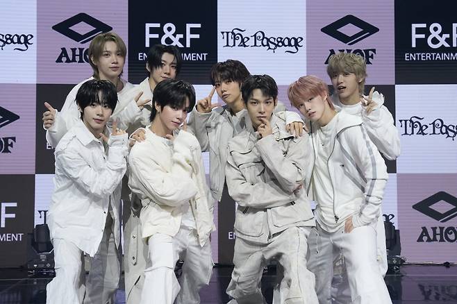 그룹 아홉이 데뷔 4개월 만에 초고속으로 컴백했다. 이들은 4일 서울 광진구에서 열린 미니 앨범 ‘더 패시지’의 쇼케이스에 참석해 “이번 앨범으로 음악 방송 올킬이 목표”라는 당찬 포부를 밝혔다. 사진제공|F&F엔터테인먼트
