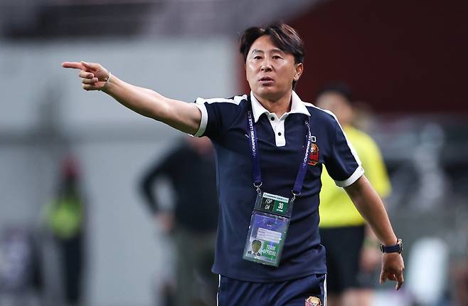 김기동 감독의 서울이 3일 청두와의 ACLE 홈경기를 승리로 장식하기 위해 린가드를 비롯한 필승 라인업을 가동했다. 9월 부리람전에서 김 감독이 선수들을 독려하는 모습. 상암｜뉴시스