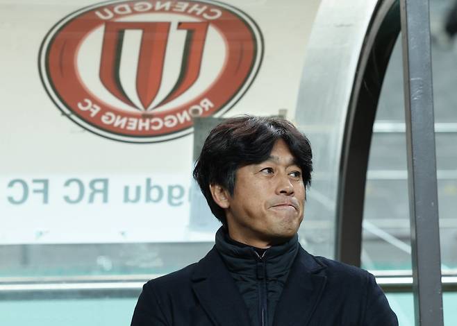 서정원 청두 룽청 감독이 4일 서울월드컵경기장에서 열린 서울과 ACLE 리그 스테이지 4차전 원정경기를 앞두고 선수들을 지켜보고 있다. 상암|뉴시스