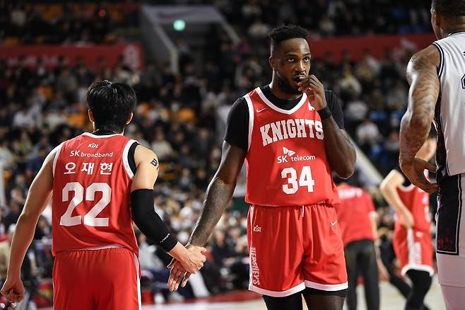 SK 자밀 워니(오른쪽)는 4일 잠실서 열린 KCC와 홈경기서 더블-더블을 기록했다. 부상 복귀 직후 곧바로 팀 승리를 이끌며 에이스로서 존재감을 과시했다. 사진제공|KBL