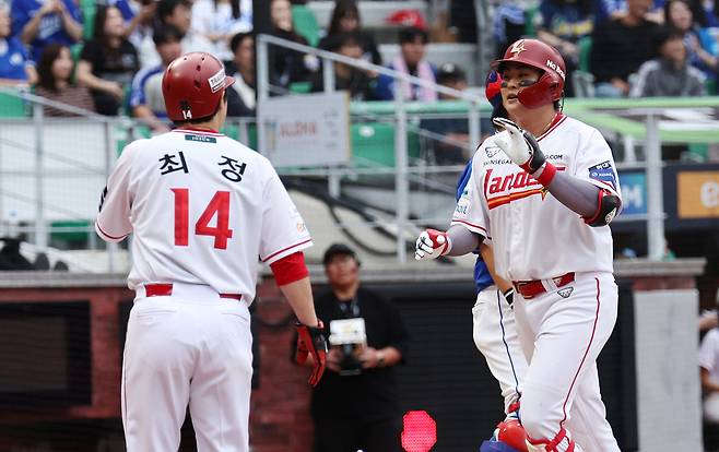 10월9일 포스트시즌 준플레이오프 1차전에서 SSG 고명준이 좌월 투런 홈런을 치고 최정과 하이파이브를 하고 있다. 연합뉴스