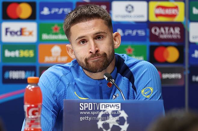 ▲ 프랭크 감독은 지난 주말 첼시와 펼친 2025-26시즌 잉글랜드 프리미어리그 10라운드를 0-1로 진 뒤 선수들에게 무시를 당했다. 임시 주장으로 나섰던 판 더 펜과 스펜스가 경기 종료 후 그라운드로 들어온 프랭크 감독의 악수를 외면했다. 카메라에 그대로 잡힌 이 장면은 사회관계망서비스(SNS)를 통해 순식간에 퍼졌다.