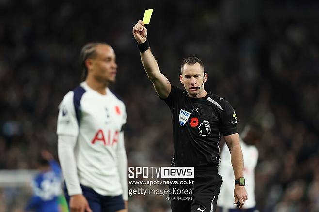 ▲ 프랭크 감독은 지난 주말 첼시와 펼친 2025-26시즌 잉글랜드 프리미어리그 10라운드를 0-1로 진 뒤 선수들에게 무시를 당했다. 임시 주장으로 나섰던 판 더 펜과 스펜스가 경기 종료 후 그라운드로 들어온 프랭크 감독의 악수를 외면했다. 카메라에 그대로 잡힌 이 장면은 사회관계망서비스(SNS)를 통해 순식간에 퍼졌다.