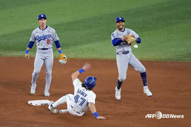 김혜성(맨 왼쪽)이 2일(한국시간) 열린 2025 MLB 월드시리즈 7차전에서 무키 베츠가 병살을 만드는 모습을 지켜보고 있다. /AFPBBNews=뉴스1
