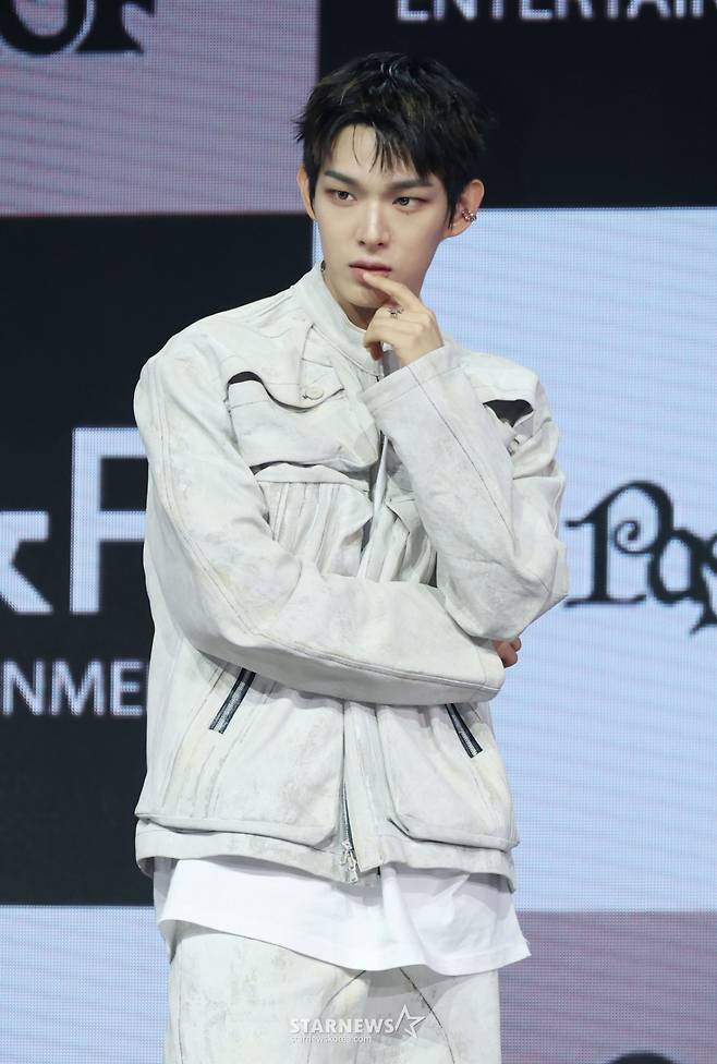 그룹 아홉(AHOF) 스티븐이 4일 오후 서울 광진구 예스24라이브홀에서 진행된 두 번째 미니앨범 '더 패시지'(The Passage) 발매기념 쇼케이스에서 포즈를 취하고 있다. /2025.11.04 /사진=이동훈 photoguy@