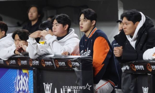 문동주(가운데)가 한국시리즈 5차전에서 조기강판된 뒤 더그아웃에서 경기를 지켜보고 있다. /사진=김진경 대기자