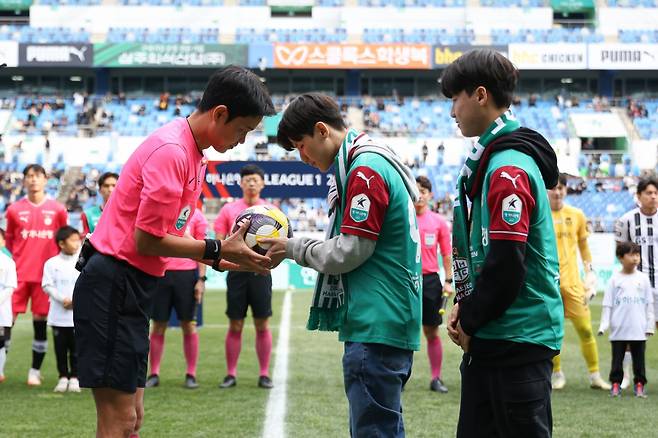 매치볼 딜리버리 역할을 맡은 한종민(가운데) 군. /사진=대전하나시티즌 제공