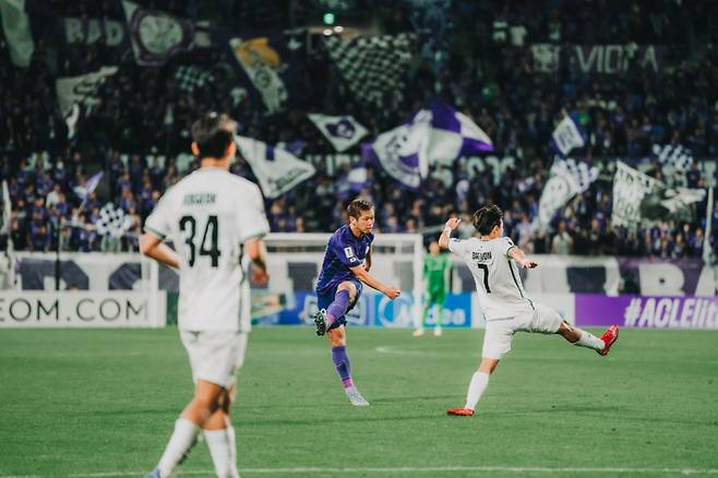 강원FC와 산프레체 히로시마의 4일 오후 7시 일본 히로시마의 에디온 피스윙 히로시마에서 열린 2025~2026시즌 아시아축구연맹(AFC) 아시아챔피언스리그 엘리트(ACLE) 리그 페이즈 4라운드 경기 중. /사진=산프레체 히로시마 공식 사회관계망서비스(SNS)