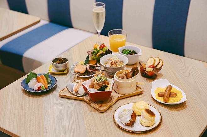 스파클링 와인과 카이센동, 이카메시(오징어밥), 시오라멘 등 하코다테 명물이 가득 차려진다