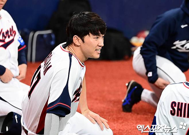 류지현 감독이 이끄는 한국 야구 국가대표팀은 내년 3월 열리는 WBC(월드베이스볼클래식) 대비 평가전인 '2025 NAVER K-BASEBALL SERIES'를 앞두고 훈련을 시작했다. 4일 오후 서울 구로구 고척스카이돔에서 진행된 야구 국가대표팀 훈련에 참석한 박해민이 몸을 풀고 있다. 고척, 박지영 기자