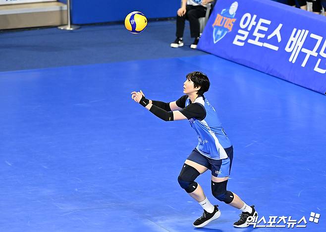 여자 프로배구 IBK기업은행의 이소영이 어깨 부상 여파로 시즌 아웃 위기에 몰렸다. 사진 엑스포츠뉴스 DB