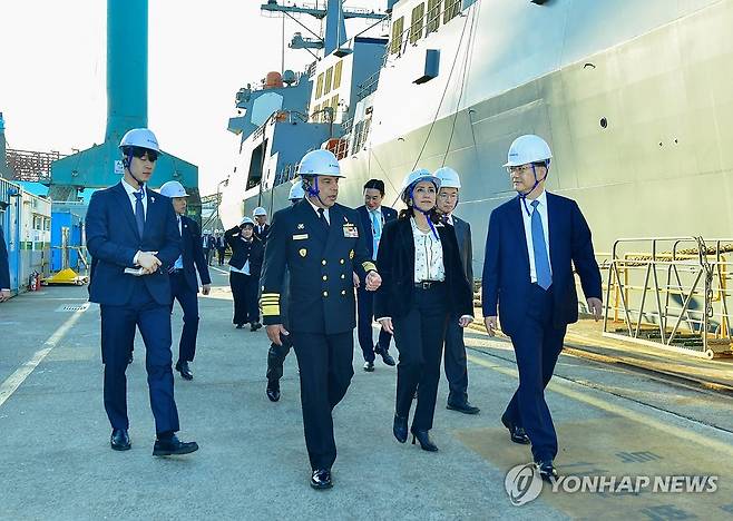 HD현대중공업, 페루 차세대 잠수함 공동개발 의향서 체결 (서울=연합뉴스) HD현대중공업은 최근 울산 본사에서 페루 국영 시마(SIMA) 조선소와 '페루 잠수함 공동개발 및 건조 의향서(LOI)'를 체결했다고 3일 밝혔다. 관계자들이 HD현대중공업 울산 야드를 둘러보고 있다. 2025.11.3 [HD현대 제공. 재판매 및 DB 금지] photo@yna.co.kr