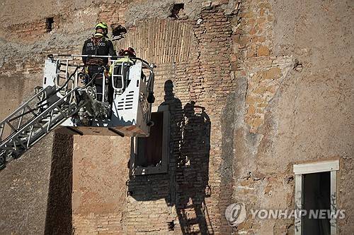 구조작업중인 소방당국 [AP 연합뉴스 자료사진. 재판매 및 DB 금지]