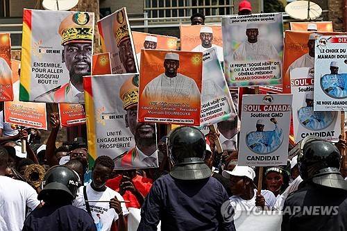 3일(현지시간) 기니 대법원 앞에 모인 군정 수반 마마디 둠부야 지지자들 [로이터 연합뉴스 재판매 및 DB 금지]
