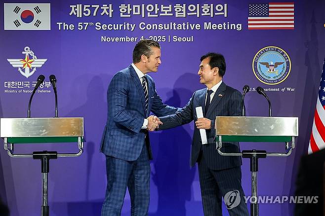 공동기자회견서 악수하는 한미 국방장관 (서울=연합뉴스) 안규백 국방부 장관과 피트 헤그세스 미국 국방부(전쟁부) 장관이 4일 서울 용산 국방부 청사에서 제57차 한미안보협의회의(SCM) 공동기자회견을 마친 후 악수하고 있다. 2025.11.4 [사진공동취재단] photo@yna.co.kr