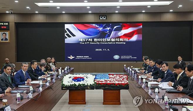 제57차 한미안보협의회의 확대회의 (서울=연합뉴스) 안규백 국방부 장관과 피트 헤그세스 미국 국방부(전쟁부) 장관이 4일 서울 용산 국방부 청사에서 열린 제57차 한미안보협의회의(SCM) 확대회의에 참석해 있다. 2025.11.4 [사진공동취재단] photo@yna.co.kr