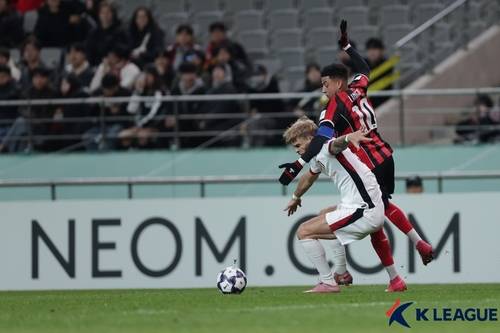 서울 린가드(오른쪽)와 청두 티모의 경합 장면. [한국프로축구연맹 제공. 재판매 및 DB 금지]