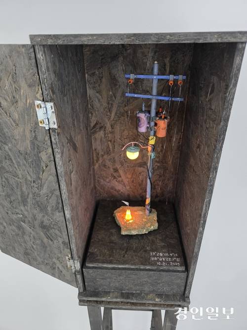 이찬주 작가의 ‘불빛이 비추는 곳-만석동 괭이부리말’. 2025.11.4 /정진오기자 schild@kyeongin.com