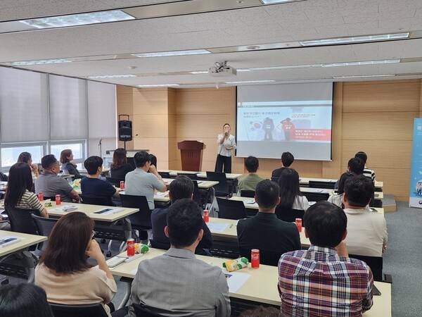 인천시의 한 기관에서 교육을 진행하고 있다.<인천시 제공>