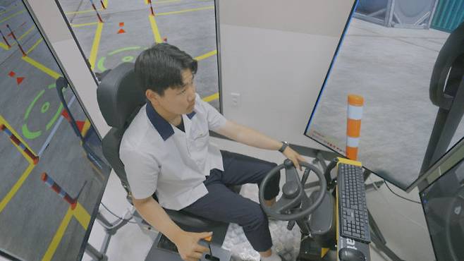 공주생명과학고 산업기계설비과 학생이 중장비시뮬레이터를 실시하고 있다.