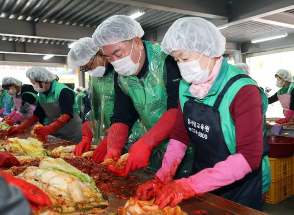▲ 이범석(오른쪽 두번째) 청주시장이 청주시새마을회 사랑의 김장 나누기 행사에서 절임배추에 양념을 버무리고 있다. 청주시 제공