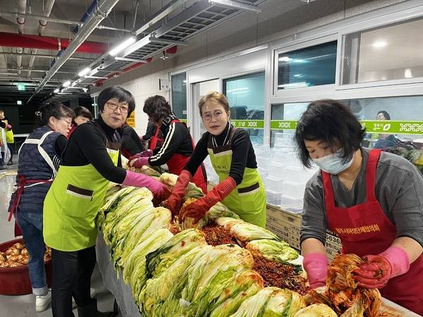 ▲ 박은주(가운데)청주시여성단체협의회장이 회원들이 김장 김치를 만들고 있다. 청주시여성단체협의회 제공